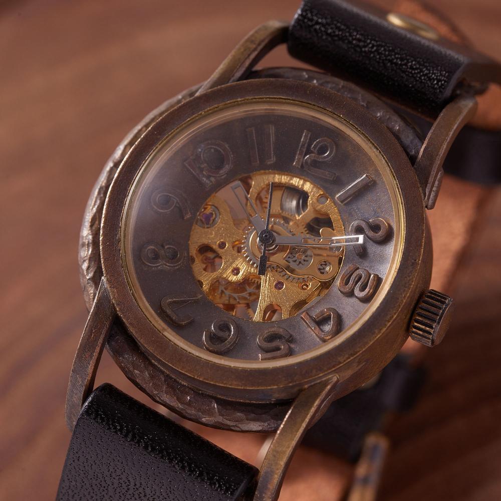 [機械-手巻き式] アンティークゴールドの立体感のある文字盤がクールなハンドメイドウォッチ ベルトカラー:黒 WB011 黒 | 時計 腕時計 ウォッチ アンティーク ファッション ベルト ミネラルガラス サージカルステンレス
