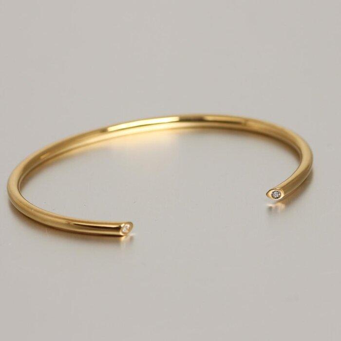 【ふるさと納税】【K18イエローゴールドバングル】ダイヤモンド2粒が密かに輝く 遊び心ある大人アクセサリー 人気カラー K18-B005 / 金 ゴールド ダイ...