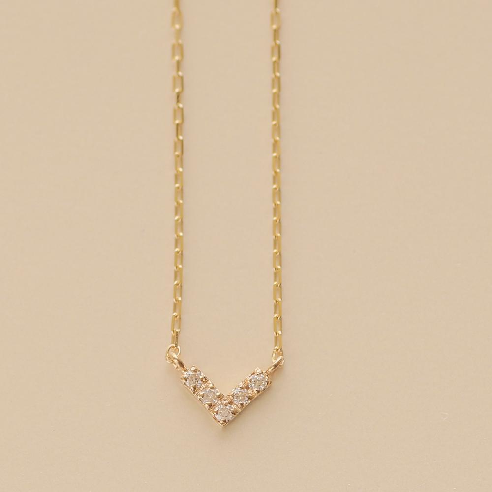 【ふるさと納税】人気デザイン!【K18イエローゴールドダイヤモンドネックレス】クールなV型デザインでデコルテラインを美しく K18-01-03 / 金 ゴールド...