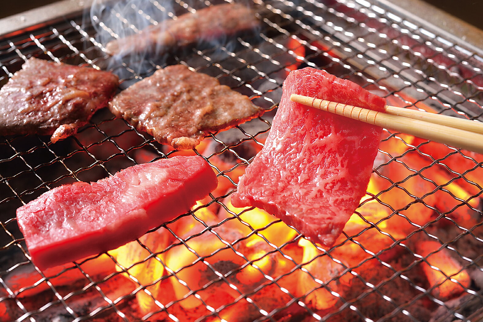 【ふるさと納税】【畜産農家支援】千成亭 近江牛 カルビ 焼肉 600g A4/A5 焼肉用 国産 ブランド牛 日本三大和牛 4等級以上の未経産牝牛限定 キャンプ アウトドア 贈り物 ギフト にも 冷凍 送料無料【リピート多数】【頑張った方へのご褒美を贅沢に】