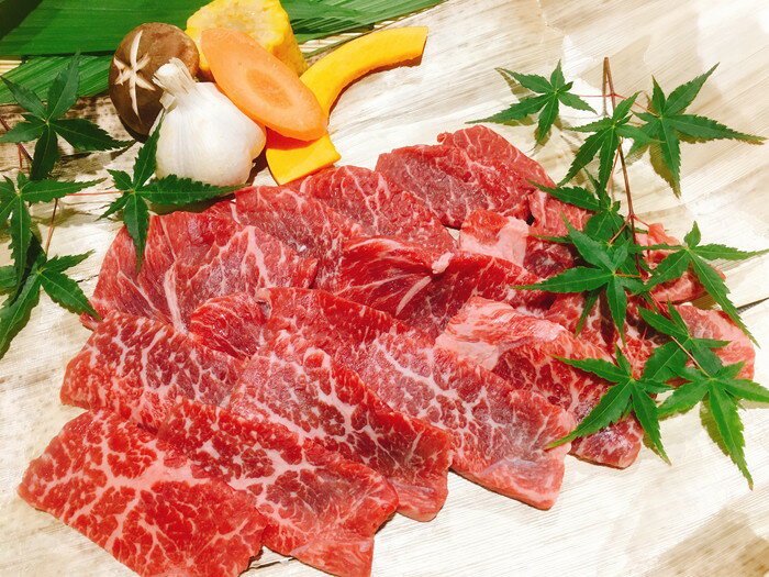 【4等級以上】黒毛和牛 近江牛 【上霜】 モモ BBQ焼肉用 【300g】【牛肉】【牛】【A4】【A5】【冷蔵】【赤身】【国産】