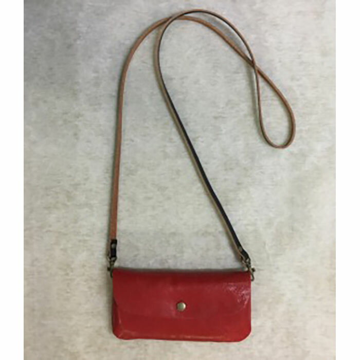 【ふるさと納税】【本革】スマホも入るお財布ポシェット［レッド］ | 甲賀市 本革 レザー 財布 ポシェット スマホ収納 コンパクト 高級感 上品 手作り 人気 おすすめ 鞄 カバン ファッション 小物 ギフト プレゼント お取り寄せ 通販 送料無料 ふるさと納税