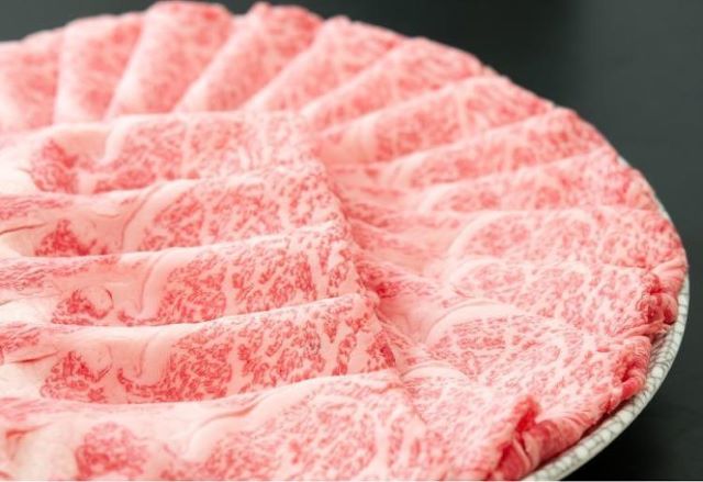 [近江牛 すき焼き用(ローススライス500g)] 肉 牛肉 すき焼き すきやき しゃぶしゃぶ ブランド牛 近江牛 三大和牛 和牛 黒毛和牛 贈り物 ギフト プレゼント 滋賀県 竜王