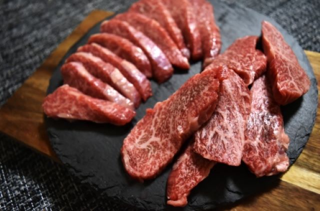 [近江牛 モモ・バラ 焼肉用セット(1kg)] 肉 牛肉 ブランド牛 三大和牛 和牛 黒毛和牛 国産 バーベキュー 贈り物 ギフト プレゼント 冷凍 滋賀県 竜王