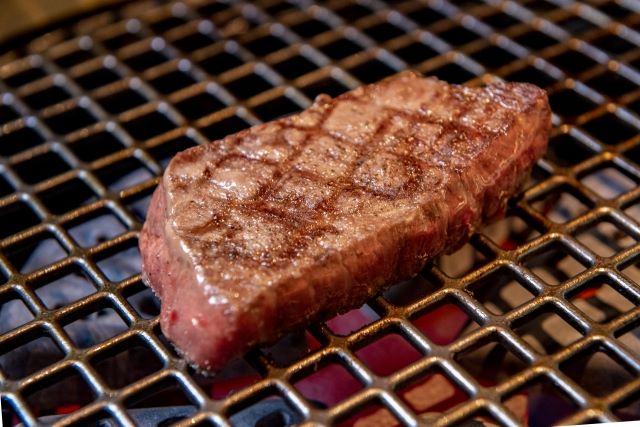 【ふるさと納税】 【近江牛 赤身 焼肉1kg】 肉 牛肉 ブランド牛 三大和牛 和牛 黒毛和牛 国産 バーベキュー 贈り物 ギフト プレゼント 冷凍 滋賀県 竜王 2