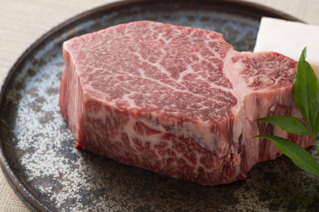 [近江牛 ステーキ用(ヒレ1枚)] 肉 牛肉 ブランド牛 三大和牛 和牛 黒毛和牛 国産 バーベキュー 贈り物 ギフト プレゼント 冷凍 滋賀県 竜王