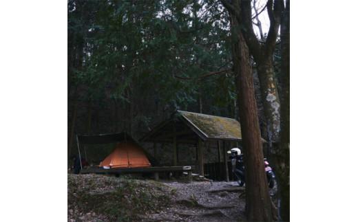 【ふるさと納税】 【山城森林公園】デイキャンプ利用券 キャンプ場 ソロキャンプ 川遊び 森林散策 自然 京都 （1人まで）