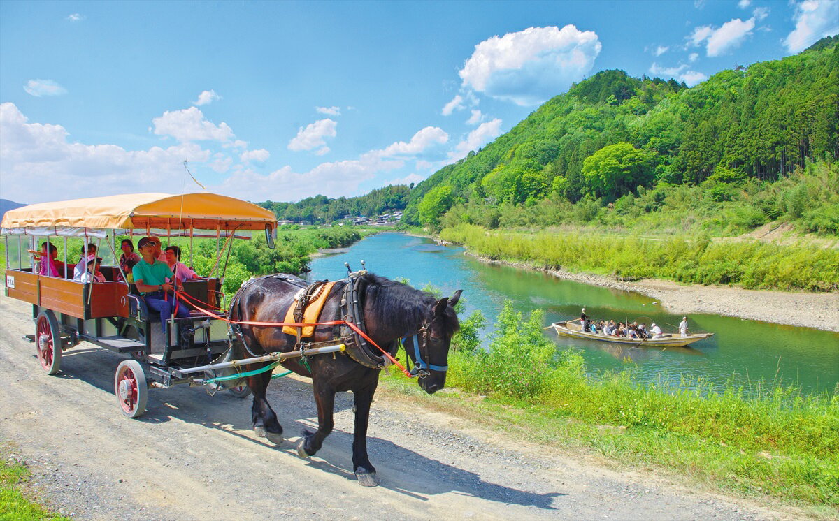 京都嵐山からトロッコ列車に乗って、保津川下りをご予定の方にピッタリの観光馬車コース。 トロッコ亀岡駅前から保津川下り乗船場までの片道。所要時間約25分。京馬車ホームページにて御確認の上お申し込み下さい。 チケット（人数様分）とスタート時刻等を記載した用紙を簡易書留にてお送り致します。 ※既定人数以下でもご利用いただくことは可能ですが、差額の返金は致しませんのでご了承下さい。 ※予約なしでは乗れない場合がありますのでご注意下さい。 ※また、急な天候の変化（ゲリラ豪雨等）で当日に運行中止となる場合がございます。 その場合は、返金は致しかねますので別の日に乗車日を再設定とさせて頂きます。 あらかじめご了承下さい。 名称 トロッコ亀岡駅から保津川下り乗船場コース　大人（13歳以上）2人・子ども（4歳から12歳まで）1人分　 申込方法 ご使用の際には必ずご予約が必要です。 弊社HPのメールフォーム、又はお電話にて お名前・ご利用コース・申込み人数・ご利用日・ご希望スタート時刻等をお知らせ下さい。 TEL：0771-23-0920 チケットを人数様分お送りしますのでご利用当日にお持ち下さい。 馬車のスタート時刻は、9時〜14時迄の各35分となります。詳細はHPにてご確認下さい。 有効期限 お申込より1年間 利用可能な時期 3月〜12月 提供元 株式会社　京馬車 ・ふるさと納税よくある質問はこちら ・寄付申込みのキャンセル、返礼品の変更・返品はできません。あらかじめご了承ください。京馬車で行くトロッコ亀岡駅から保津川下り乗船場コース　大人（13歳以上）2人・子ども（4歳から12歳まで）1人分※（要予約）申込み前に予約が必要です。