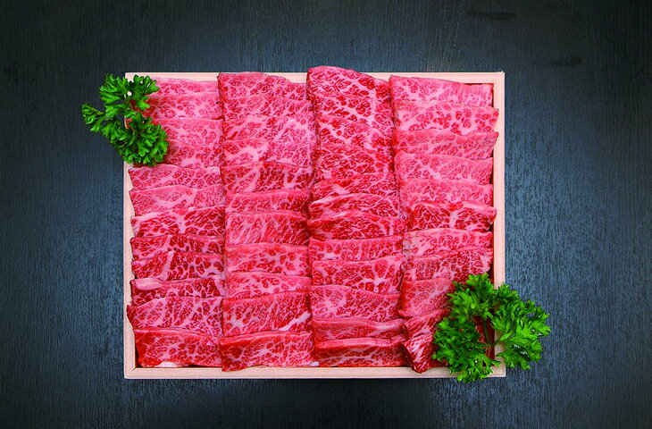 ひら山がお届けするのは、自然豊かな京都亀岡・丹波でじっくりと育て上げられたブランド黒毛和牛。「亀岡牛・京の肉・京都肉・丹波産」の中から最良のものを厳選し、ひと味違う昔ながらの風味のある食べ頃の牛肉をお届けします。 休日にバーベキューパーティーはいかがですか。特選焼肉で楽しいひと時をお過ごしください。 ※受け取れない日がある場合には、必ず備考欄に記載下さい。お客様都合により受け取れなかった場合、再送はいたしかねます。ご了承ください。 名称 京都府産黒毛和牛（亀岡牛・京の肉・京都肉・丹波産）和牛特選焼肉用 産地 国産（京都府産） 内容量 2kg 消費期限 発送日+3日間 保存方法 冷蔵保存（5℃以下） 配送方法 冷蔵 製造者提供元 株式会社　ミートショップひら山 京都府亀岡市千代川町高野林西田5−1 ・ふるさと納税よくある質問はこちら ・寄付申込みのキャンセル、返礼品の変更・返品はできません。あらかじめご了承ください。 ◆様々なシーンでご利用いただいています 1年の中に沢山ある季節の贈り物、お中元(御中元)・お歳暮(御歳暮)・お年賀(御年賀)・暑中見舞い・残暑見舞い・年始挨拶・母の日・父の日・敬老の日・バレンタインデー・ホワイトデー・クリスマスなど、定番のギフトイベントに、気の利いたプレゼントを贈ってみませんか。 熨斗(のし)掛け・包装紙等での簡易的なラッピングは対応可。お気軽にご連絡下さい。＜のし無料＞ ◆大切な方へのギフトとして… 大切な方への手土産・お土産・おもたせ・お使いものにも人気。また、入学祝い・卒業祝い・成人式といったセレモニーの御祝・御礼・内祝いなど祝儀の品としてもオススメです。結婚披露宴・ウエディングパーティ−・二次会のギフト・結婚祝い・結婚内祝いをはじめ、出産祝い・出産内祝い・快気祝い・快気内祝いなどにもどうぞ。 ◆うれしいお祝いごとに… ウェディングギフト・ブライダルギフト・引き出物・引出物・就職祝い・昇進祝い・新築祝い・上棟祝い・引っ越し祝い・引越し祝い・全快祝い・還暦祝い・バースデー・誕生日・記念日にお勧めです。 ◆学校や職場・会社・取引先・法人様の記念の品に… 景品・粗品・贈答品・ご進物や、ゴルフコンペ・コンペ景品・賞品・記念品・忘年会・新年会・入社式などイベントに。 ◆お返しやお礼・ご挨拶に… 内祝・お祝い返し・入学内祝い・卒業内祝い・就職内祝い・新築内祝い・引越し内祝い・開店内祝い・御礼・引越し・引越しご挨拶・ごあいさつ・御挨拶などに。ひら山厳選　京都府産黒毛和牛（亀岡牛・京の肉・京都肉・丹波産）和牛【特選】焼肉用2kg