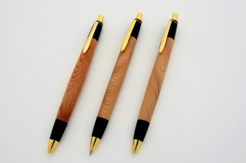 【ふるさと納税】天然屋久杉無垢ボールペン(0.7mm)1本 〈 ペン 文具 工芸品 文房具 雑貨 ギフト 贈答用 プレゼント 記念 木軸 退職 卒業〉 　お届け：1週間程度※人気品につきこれより日数を頂く場合があります。