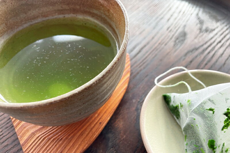 【ふるさと納税】日本茶鑑定士監修のティーカップ黒とかぶせ茶ティーバッグ（28P×2缶）　【お茶・緑茶・ティーカップ】