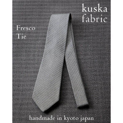 【ふるさと納税】【手織りネクタイ】 ホワイトグレー　kuska fabricのフレスコタイ 贈り物、父の日等にも【1080340】