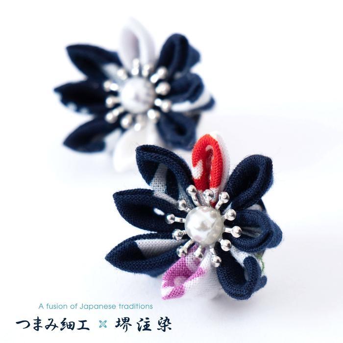 花舞うイヤリング「つまみ細工×堺注染」(紺)