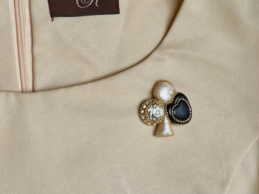 【ふるさと納税】クラシカルクローバーのブローチ（ブラックハート×ゴールド）