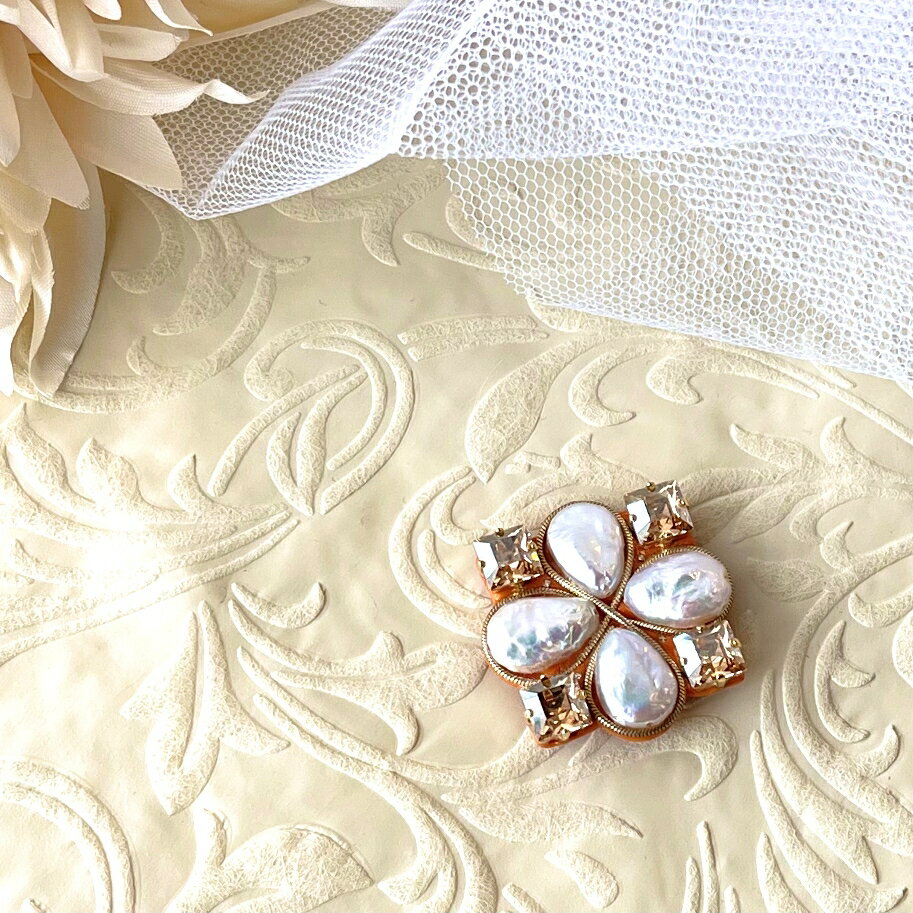 【ふるさと納税】淡水パールとスワロフスキークリスタルの上品ハンドメイドスクエアブローチ（ゴールド）｜希少な大粒クリスタル使用・高級感漂うしずく型パール｜プレゼント仕様・ギフトBOX入り｜RoseTaraオリジナルデザイン｜フォーマルにもカジュアルにも使えるアクセサ