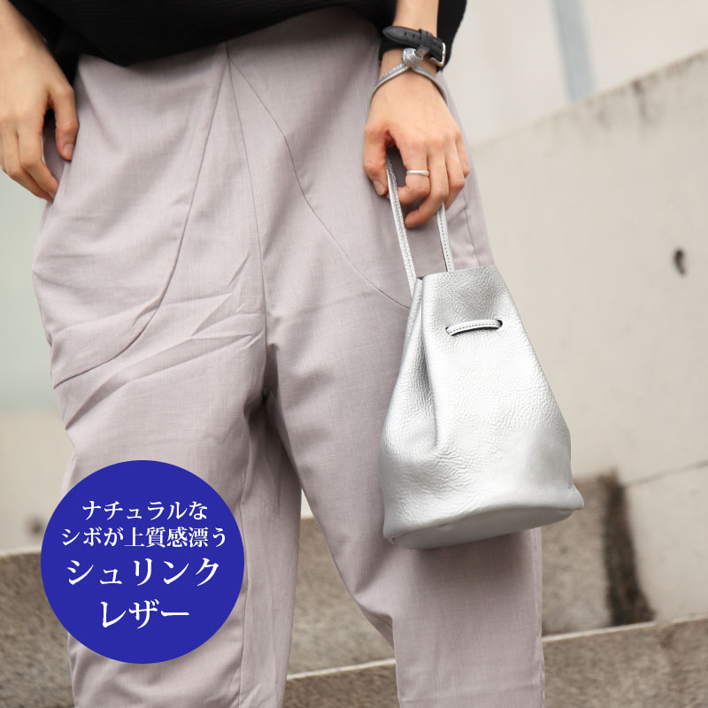 【ふるさと納税】コンパクト巾着バッグ 本革 バッグ 日本製 アルティジャーノ 【ma-02ss】_ コンパクト巾着バッグ 本革 バッグ レディース ミニバッグ ハンドバッグ メンズ 姫路レザー シュリンクレザー 軽い 軽量 小さめ artigiano 日本製 アルティジャーノ 【G1278899】