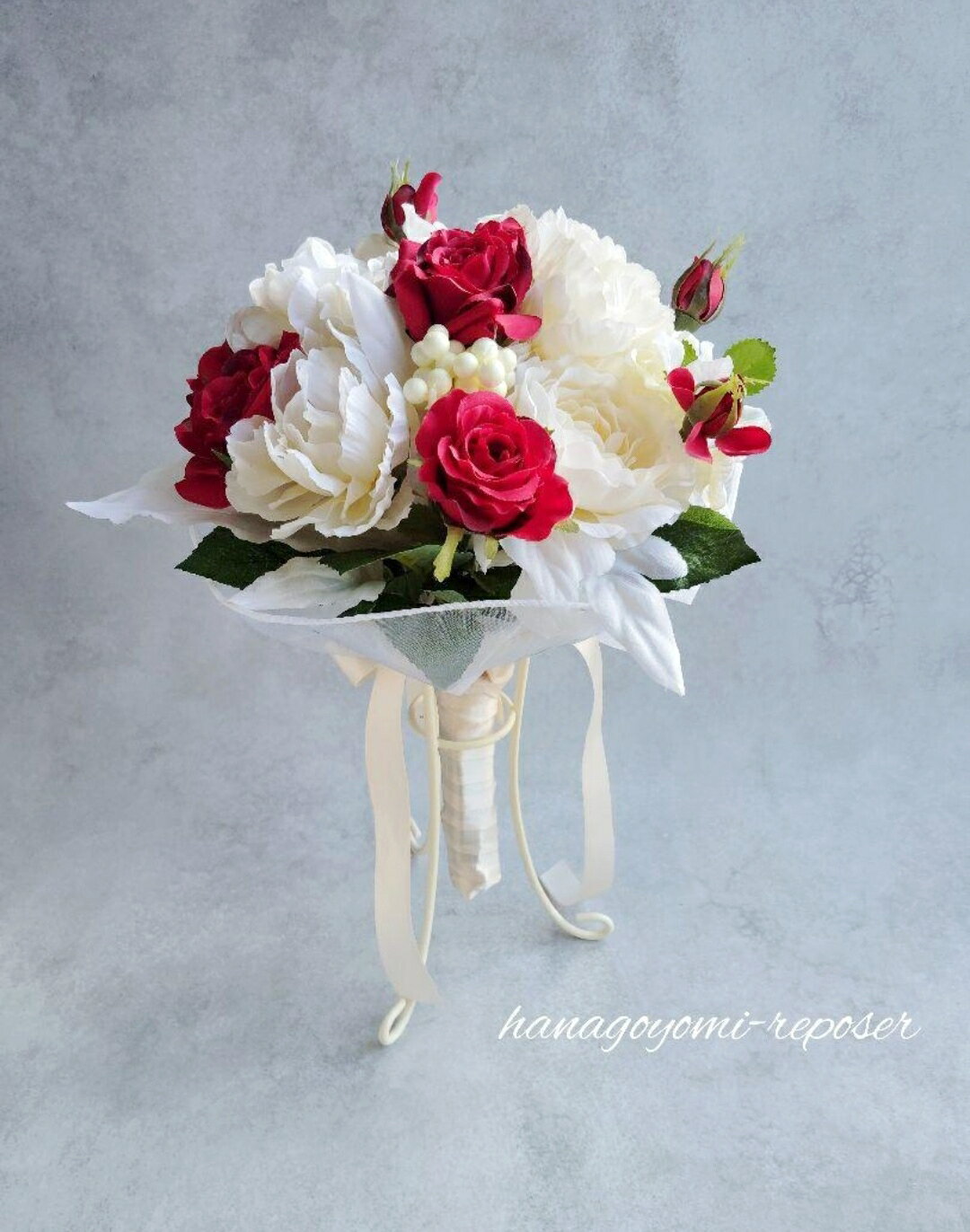 真紅の薔薇とオフホワイトの可愛いブーケ!(036_5029)