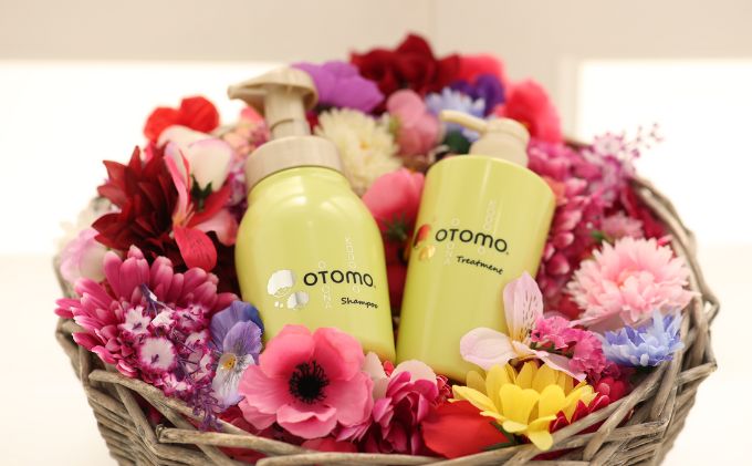 【ふるさと納税】【大人も使える子どもシャンプー】　OTOMOシャンプー500ml+トリートメント500g　泡立て不要で簡単時短！ 湯冷め 泡シャンプー自然派 天然由来 お風呂 子供肌 頭皮 敏感肌大人ノンシリコン 植物オイル アロマオイル 毛穴 髪 子供用 ボタニカル