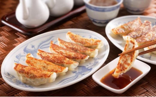 【ふるさと納税】芦屋 伊東屋謹製「神戸牛 餃子・黒豚 餃子」各1折セット (たれ付)【ぎょうざ ギョーザ 中華 点心 惣菜 簡単 おうち おかず おつまみ 国産牛肉 鹿児島産 国産豚肉 豚肉 もちもち皮 ジューシー 肉汁 冷凍 食べ比べ イトー屋 お取り寄せ ギフト お中元 お歳暮