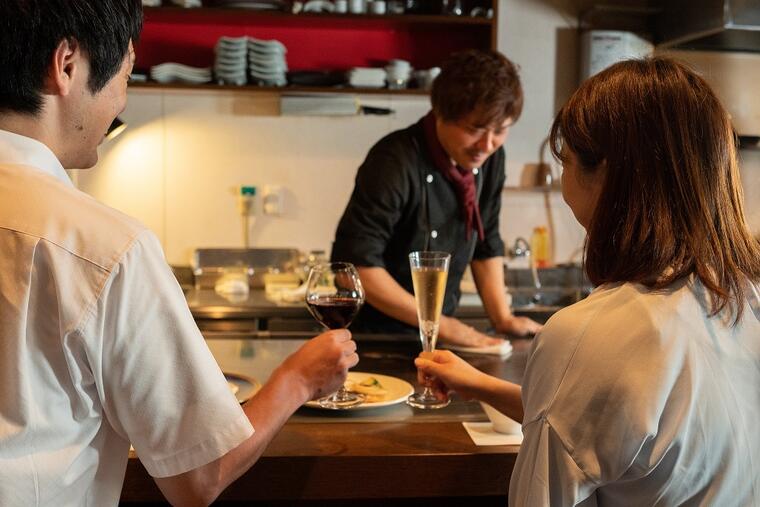 商品説明 名称 ふるさと納税特別コース＜1名様＞お食事券 内容量 ※ご利用には2日前迄にご予約が必要です。 【ふるさと納税特別コース　内容】 西脇市の魅力を詰め込んだ、ふるさと納税限定の特別コースです♪ ※内容は季節の一例です。コース内容は仕入れ状況等により変更になる場合がございます。予めご了承ください。 1.食前酒 〜スパークリングワイン　or　ノンアルコールカクテル〜 2.前菜 〜戻り鰹のタリアータ　赤玉葱のピクルス・・・宮城産のカツオを炙り、赤味噌とチョコレートのソースで〜 3.スープ 〜西脇市産スイートコーンの冷製ポタージュ・・・地元のスイートコーンをポタージュにしました。夏季限定で冷製に♪〜 4.サラダ 〜季節野菜のバーニャカウダ・・・西脇市産の季節野菜を軽くボイル。玉葱とニンニクとアンチョビを使ったソースで〜 5.魚介料理 〜車海老と白身魚のファルシー　プッタネスカソース・・・中心に車海老を、周りに白身魚、生ハム、ズッキーニを豚の網脂（クレピネット）で巻いた一品です。〜 6.肉料理 〜黒田庄和牛のステーキ（ラムシン）・・・西脇市黒田庄町の特産である、黒田庄和牛を使用したステーキ〜 7.ガーリックライス 〜牛肉と玉葱のガーリックライス・・・牛の脂を使用した、玉葱だけのシンプルなガーリックライス。仕上げに少し焦がし醤油を入れて。〜 8.デザート 〜西脇市佐藤さん家の苺（桃薫）のソルベ・・・佐藤果実工房さんの苺（桃薫）を100％使用したソルベにカラメリゼした桃とジンジャーエールを流したデザート〜 ※写真はイメージです。 店舗名 鉄板bal Selpepe　〜セルぺぺ〜 店舗情報 【住所】〒677-0015　兵庫県西脇市西脇122-5 【電話番号】090-5677-9934 【営業時間】17：00〜翌0：00（LO.23：00） 【定休日】月曜日　※その他臨時休業日はお店にご確認ください。 備考 【お食事券利用条件】 ◇配送は、ご入金の確認後10日以内（閉庁日を除く）を目途に送付いたします。 ◇ご利用には2日前迄にご予約が必要です。 ◇有効期限はお食事券発行日から1年間です。 ◇予約状況によりご希望に添えない場合もございますので予めご了承ください。 ◇コース内容は仕入れ状況等により予告なくメニューが変わる場合がございます。ご理解とご確認、ご了承の上、ご予約ください。 ◇お食事券は利用当日に持参し、注文時に提出してください。 お忘れの場合はサービスの提供ができません。また、キャンセルされる場合も返金はできませんので、予めご了承ください。 ◇お食事券の再発行はいたしません。また、換金・転売はできません。 ◇コース以外の飲み物やお食事は別料金となります。 ・ふるさと納税よくある質問はこちら ・寄附申込みのキャンセル、返礼品の変更・返品はできません。あらかじめご了承ください。ふるさと西脇「日本のへそ」寄附金は、下記の事業に活用いたします。 寄附を希望される皆さまの想いでお選びください。 (1) いのちいきいき事業 (2) まちぐんぐん事業 (3) かんきょうすくすく事業 入金確認後、注文内容確認画面の【注文者情報】に記載の住所にお送りいたします。 送付の時期は、入金確認後45日以内を目途に、お礼の特産品とは別にお送りいたします。