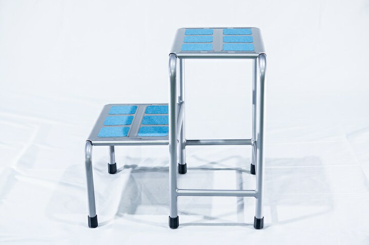 【ふるさと納税】広い座面で乗り降り安心！らくらく踏み台2段式高所用