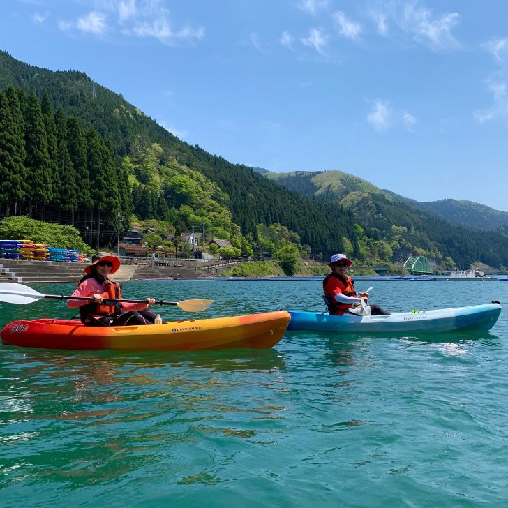 【ふるさと納税】BD2　音水湖 カヌー クラブ　カヤック レッスン （2人分）【 カヌー カヤック 体験 アクティビティ アクティブ 親子 子ども 避暑地 避暑 国定公園 公園 水遊び 川遊び シングル 夏休み お出かけ 兵庫県 兵庫 西播磨 西播 宍粟 しそう 】