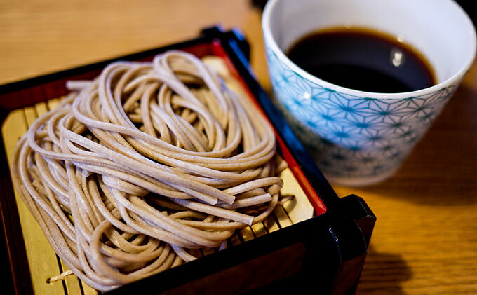 【ふるさと納税】H-122　ゆで時間わずか2分！『おうちで食べる本格麺 手延べそば』(200g×8袋)