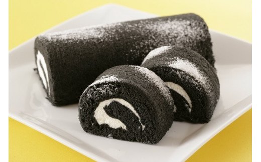 楽天兵庫県香美町【ふるさと納税】香炭 ロールケーキ 2本 送料無料 竹炭 生クリーム 誕生日 ケーキ お取り寄せ スイーツ 洋菓子 プレゼント お祝い 食べ物 お土産 お歳暮 大人の味 母の日ギフト 父の日ギフト 黒い 天然ミネラル 食物繊維 SNS映え 香美町の名品認定 冷凍 35-01