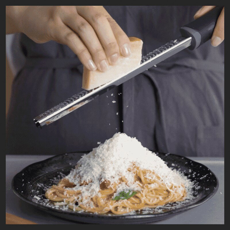 おろし器 おろし金 グレーター[ アットライズ ]ステンレス チーズ グレーター 掃除ブラシ付き 保護カバー付き チーズおろし器 チーズおろし チーズ削り しょうが にんにく レモン チョコレート 奈良県 奈良市