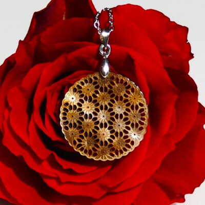 125位! 口コミ数「0件」評価「0」25ミリ!茶蝶貝のレース彫刻「麻」ペンダント【1456736】