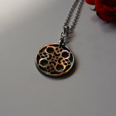 茶蝶貝「大極門の錺金具」ペンダント