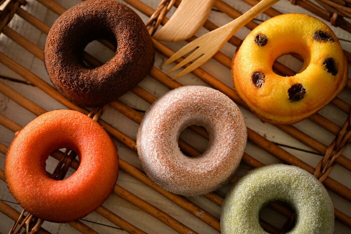 【ふるさと納税】焼きドーナツ　20個 / 洋菓子 焼き菓子 おやつ おうちカフェ コーヒー 紅茶 ハーブティー 手土産 プレゼント 内祝い 母の日 父の日 敬老の日 お中元 お歳暮 バレンタイン ホワイトデー