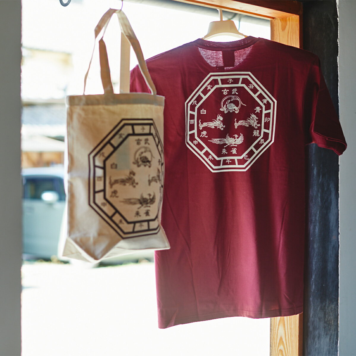 【ふるさと納税】キトラ四神トートバッグ(白)&Tシャツ(ワイン・LLサイズ)セット