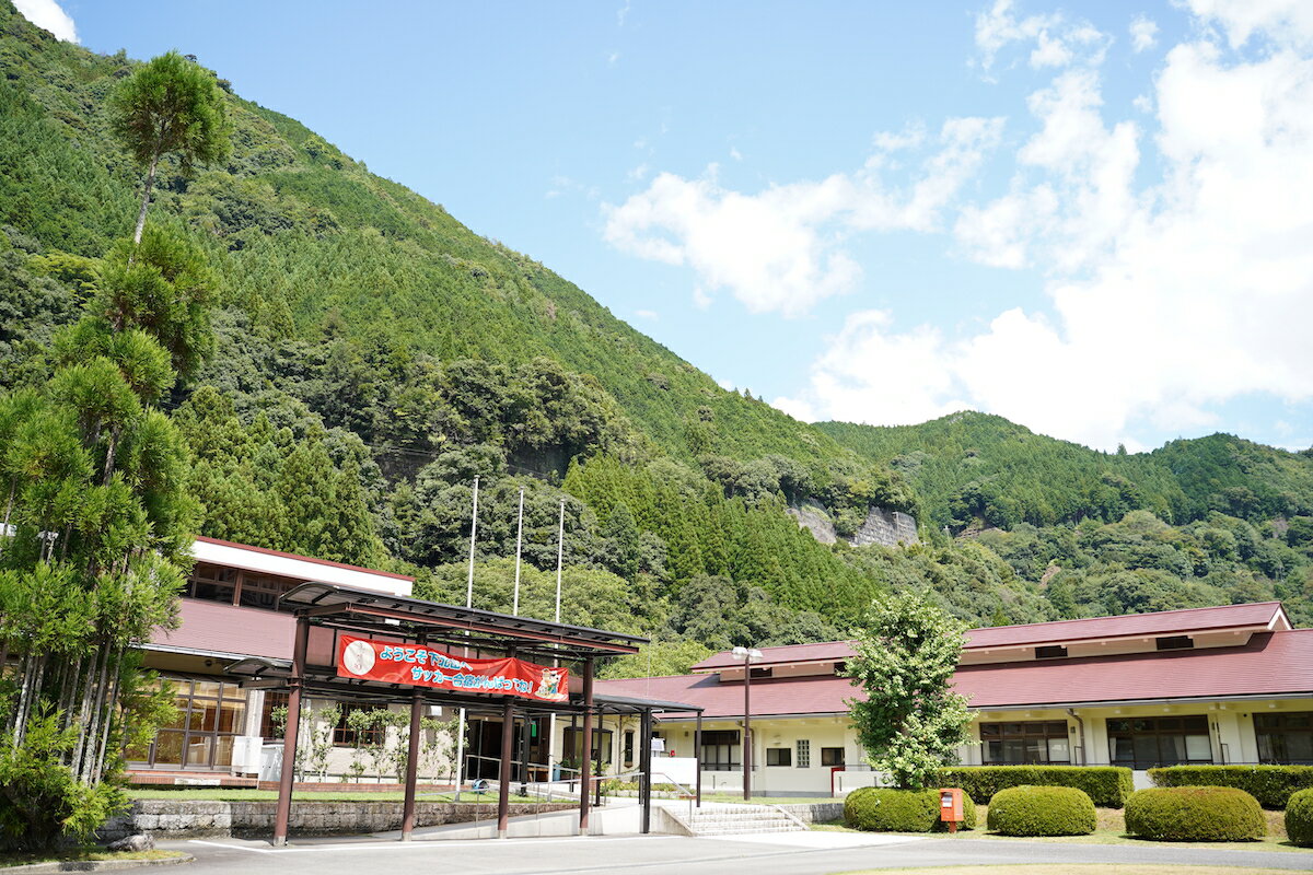 【ふるさと納税】奈良 下北山村 テニスコート 1時間利用券 下北山スポーツ公園 ラケット・ボール貸出付 手ぶらでOK 温泉 大自然 キャンプ