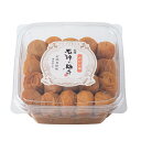 返礼品詳細 内容量： みかん梅（塩分5%）1kg 賞味期限： 製造日より4ヶ月 保存方法： 直射日光、高温多湿を避け保存してください。 ※開封後は冷蔵庫にて保管してください。 製造者： (株)石神邑和歌山県田辺市上芳養391 　みかん梅 紀州名産の温州みかん果汁に、低塩仕立ての梅干を漬込みました。 柔らかな果肉にみかん果汁がたっぷりとしみこみ、さっぱりとした味わいです。 冷やしてお召し上がりいただくとよりおいしくなります。 南高梅とは 梅の生産量日本一を誇る和歌山県を代表する品種。その果実は最高級品とされており、梅のトップブランドとして人気があります。他の品種に比べ、果実が非常に大きく種は小さめであり、果肉が厚くて柔らかいのが特徴です。石神邑では、職人の経験と厳選された素材で南高梅を多彩な味わいに仕上げています。 安心安全への取り組み 原料梅は紀州産のみ。他地域のものが混在することはありません。梅干の塩度、酸度、微生物検査といった品質検査に加え、栽培履歴の確認や残留農薬検査など、品質管理には徹底を期しています。多岐にわたる検査をクリアした品だけを、皆様のお手元へお届けしています。 石神地区で梅の栽培が始まったのは江戸時代。日照時間の長さ、気温の寒暖差、水はけの良さ、多くのミネラルを含む黒潮の風、それを受け止める標高400メートルの大蛇峰と、良い梅を生み、育てるための条件が揃っていました。まさに、梅に愛される土地だったのです。 梅の収穫は毎年6月にスタート。枝からもぎとるのではなく、自然に落下したものだけを毎日人の手で拾うため、収穫期には地面に網を敷き詰めて果実を受け止めています。 洗浄、選別を経た梅たちは塩漬けの工程へ。天候や梅の水分を見極めて、職人たちが塩を加減します。 梅雨が明ける頃、梅たちは太陽の下に出てきて、約一週間にわたる天日干しへ。 まんべんなく陽光があたるよう、一粒ずつ手作業で裏返していきます。 その後、梅干は各々の質にあった味付けを施され、皆様の元に。 自然の恩恵だけに頼ることなく、私たちもまた、梅を愛する者として、日々精進してまいります。