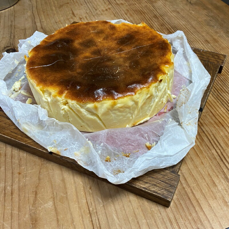 【ふるさと納税】蕎麦屋が作る　バスクチーズケーキ 中サイズ / スイーツ 菓子 お菓子 ギフト