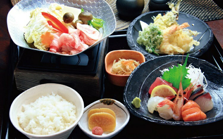 【ふるさと納税】エビとカニの水族館とレストランでのペアお食事券＋和歌山のお土産満載！