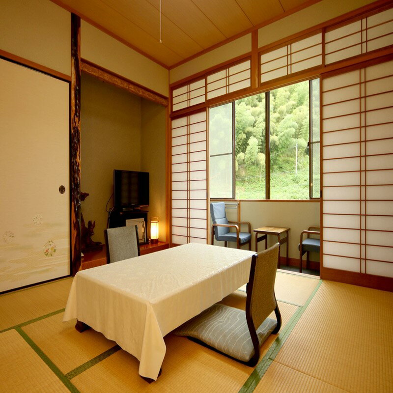 【ふるさと納税】温泉総選挙「うる肌部門」全国第1位記念 かめや旅館 一泊二日ペア宿泊プラン<迫力満点伝統石見神楽の鑑賞付き> 【1日1組限定】 宿泊券 宿泊チケ...