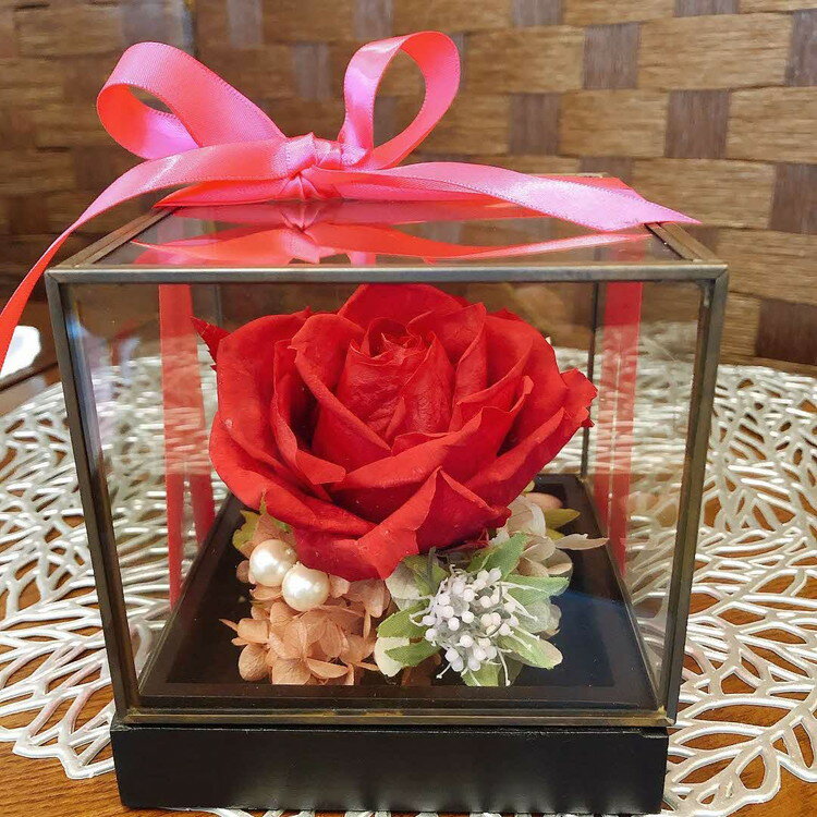 【ふるさと納税】浜田産の大輪のバラのプリザーブドフラワーアレンジ「一輪」 花 プリザーブドフラワー アーティシャルフラワー フラワーアレンジ 薔薇 アジサイ 贈り物 ギフト インテリア 【107_1823】