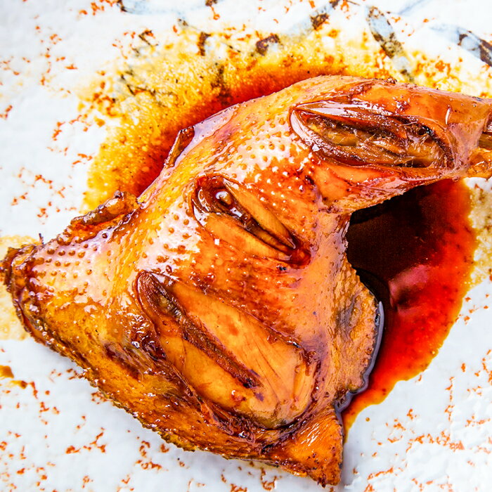 昭和28年創業の鶏ダイニング「びっくりや」。 一番人気の看板メニューびっくり焼き（骨付き焼き鳥）は、創業より地元益田市のソウルフードとして愛される名物料理。 食鳥処理衛生管理者の資格を持つ店主が、旨味たっぷりの親鳥を特殊技法でじっくりと煮込み、煮込んだ親鳥を代々伝わる秘伝のタレで豪快に焼き上げます。 歯ごたえがありしっかりとした味わいのもも肉と、やわらかく食べやすい胸肉のそれぞれお楽しみいただけるようセットにいたしました。 秘伝のタレには、地元の老舗丸新醤油醸造元さんの醤油、右田本店さんの酒を使用しているほか、急速凍結庫を用いて、焼きたてのびっくり焼きの味をお届けいたします。 店舗の味をそのままに、お酒やご飯のお供にぴったりのびっくり焼きをご自宅でもぜひご賞味ください。 ◆こだわりポイント ・食鳥処理衛生管理者が製造するため美味しく安心・安全です。 ・びっくり焼き秘伝のタレには、益田の老舗『丸新醤油醸造元』の醤油、『右田本店』の酒を使用しています。 ◆食べ方やレシピ ・冷凍保存の「びっくり焼き」と「秘伝のタレ」を冷蔵庫に移し、約半日ほど冷蔵解凍します。 ※お急ぎの場合は流水解凍をお勧めします。 ・解凍した「焼き鳥」を袋から皿に移し、軽くラップをして電子レンジ（600W）で60～90秒ほど温めます。 ・温めた「焼き鳥」に「秘伝のたれ」をしっかりかけてお召し上がりください。 ※温めた後、フライパン等で表面を軽く焼くと、より一層美味しくお召し上がりいただけます。 ◆生産者の想い ・長きにわたり地元の皆様に愛される「びっくり焼き」。先代から伝わる味をしっかりと守り続け、益田市の新たな名産品として全国へ発信してまいります。 ＝＝＝＝＝＝＝＝＝＝ 【ご注意】 ・要冷凍（-18℃以下）※商品お届け後は、すぐに冷凍庫に入れて保管してください。 ・風味が損なわれますので、解凍後の再冷凍はしないでください。 ・解凍後は賞味期限に関わらず、お早めにお召し上がりください。 【内容量】 骨付き焼き鳥(もも肉)×6本 骨付き焼き鳥(胸肉)×6本 焼き鳥のたれ 20g×12個 【原材料】 ≪骨付き焼き鳥≫ 鶏肉（国産）、焼き鳥のたれ ≪焼き鳥のたれ≫ しょうゆ（国内製造）、砂糖、清酒／アミノ酸液、調味料（アミノ酸等）、カラメル色素 、ビタミンB1（一部に小麦・大豆・鶏肉を含む） 【賞味期限】 製造日より6か月程度 【アレルギー】 小麦、鶏肉、大豆 【原産地】 国内産 【加工地】 益田市 【発送期日】 入金（決済完了）から1〜2週間程度 【発送方法】 冷凍 【申込期日】 通年 【事業者】 有限会社ポニイ ・ふるさと納税よくある質問はこちら ・寄付申込みのキャンセル、返礼品の変更・返品はできません。あらかじめご了承ください。 ≪関連キーワード≫ びっくり焼き 骨付き焼き鳥 12本セット 焼き鳥 骨付き もも ムネ セット 12本 冷凍 家飲み パーティー タレ付き グルメ 焼鳥 やきとり ヤキトリ 惣菜 温めるだけ 簡単調理 味付き 肉 鶏肉 もも肉 モモ肉 胸肉 むね肉 秘伝のタレ ギフト プレゼント 贈答 レンジ 調理 簡単 おうちごはん おうち時間「ふるさと納税」寄付金は、下記の事業を推進する資金として活用してまいります。 寄付を希望される皆さまの想いでお選びください。 1.歴史・文化的資源の保存及び活用に関する事業 2.自然環境の保全及び地域景観の維持・再生に関する事業 3.子育て支援、青少年の健全育成及び教育の振興に関する事業 4.地域の振興及び産業の振興に関する事業 5.高齢者の生活支援及び地域医療の支援に関する事業 6.安全・安心なまちづくりに関する事業 7.前各項目に掲げる事業その他市長が必要と認める事業 特段のご希望がないものについては、その他市長が必要と認める事業に活用させていただきます。 入金確認後、注文内容確認画面の【注文者情報】に記載の住所にお送りいたします。 発送の時期は、寄付確認後30日以内を目途に、お礼の特産品とは別にお送りいたします。