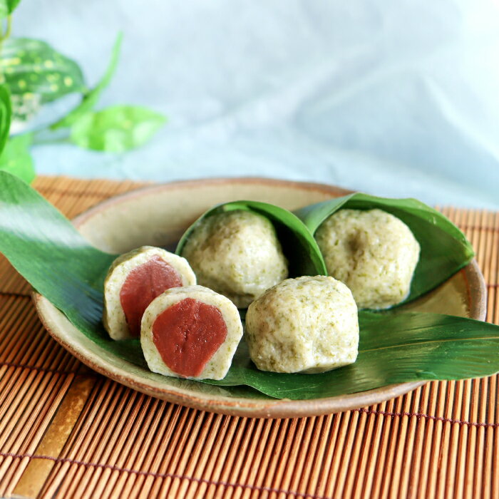 もっちり、つるりとした弾力のある食感の生地で、上質の小豆こしあんを包んだ和菓子です。青海苔の香りとくるんだ笹の香りが涼しげな風味を醸し出します。冷やして召し上がればより一層美味しいです。 ◆こだわりポイント 初夏から初秋にかけての季節の和菓子です。こしあんには良質の小豆を使い、麩餅の食感に合う硬さと糖度に練り上げた自慢のあんです。生麩は松葉屋ではゆでるのではなく蒸気でまんべんなく蒸すことによって弾力のある生地に仕上がります。 ◆食べ方やレシピ 自然解凍（2～3時間）後、冷蔵庫で冷やしてお召し上がりください。解凍時間は季節や気温によって前後します。 ◆生産者の想い 「召し上がった方の笑顔が見たい」という願い。私たちが暮らす奥出雲を多くの方に知ってもらいたいという想い。私たちの願い・想いを生どらに乗せて全国の皆さんのもとにお届けします。 名称 奥出雲麩餅15個セット（5個×3パック） 内容 麩餅　5個入パック×3パック アレルギー 乳、小麦 原材料 小豆生餡（国内製造）、麩まんじゅうミックス（小麦蛋白、もち粉、砂糖）、砂糖、水あめ、砂糖結合水飴、もち粉、青のり/甘味料（トレハロース）、乳化剤、（一部に小麦・乳成分を含む） 消費期限 冷凍保存で30日、解凍後冷蔵保存で3日間 加工地 島根県 配送期日 季節限定：5月1日～9月30日 ※配達日時の指定可 ※未指定の場合、準備が整い次第発送します。 ※長期ご不在等によりお品を受け取れなかった場合、再発送は致しかねます。 申込期日 4月15日～9月15日まで 配送方法 冷凍 事業者 有限会社　松葉屋 地場産品に該当する理由 町内店舗で製造