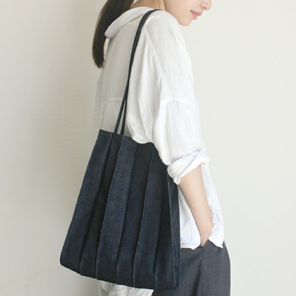 [pleats]トートバッグ M 1点 付属ポーチ デニム素材 プリーツ 肩掛け インディゴ かばん カバン 鞄 普段使い 日本製 ユニセックス 男女兼用 男性 女性 メンズ レディース 岡山県 倉敷市 送料無料