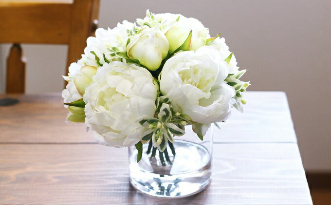 【ふるさと納税】水換え不要!!ピオニー(芍薬)の花瓶に入った花束：white　【花束・花・インテリア・ピオニー・芍薬・アーティフィシャルフラワー・水替え不要・グリーン・ガラス・花瓶・造花】