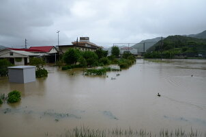 浸水した中学校運動場