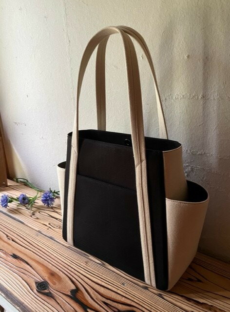 【ふるさと納税】【 マツコの知らない世界 】職人手作り AKIRA オリジナル 中型レディストートバッグ ダブルポケット 黒帆布×ライトベージュ 多収納 6ポケット 軽量 日本製 キャンバス 通勤 通学 大容量 上質 オシャレ 岡山県 奈義町 送料無料