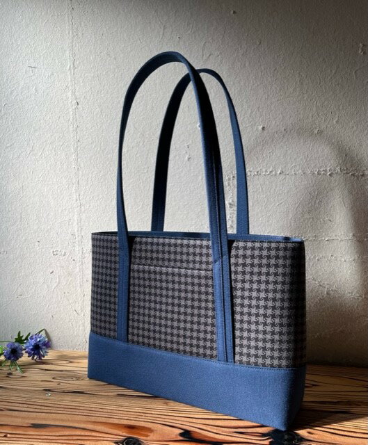 【ふるさと納税】【 マツコの知らない世界 】職人手作り AKIRA オリジナル 中型スリムトートバッグ 千鳥格子グレー×紺色帆布 軽量 軽い 日本製 キャンバス 通勤 通学 大容量 上質 カジュアル オシャレ レディース 岡山県 奈義町 送料無料