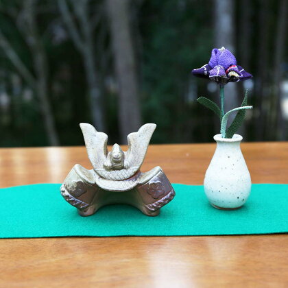 若杉窯 陶器のかぶと A(横9×高さ7cm)_つまみ細工のお花とミニ花入れ付 W-ww-118A