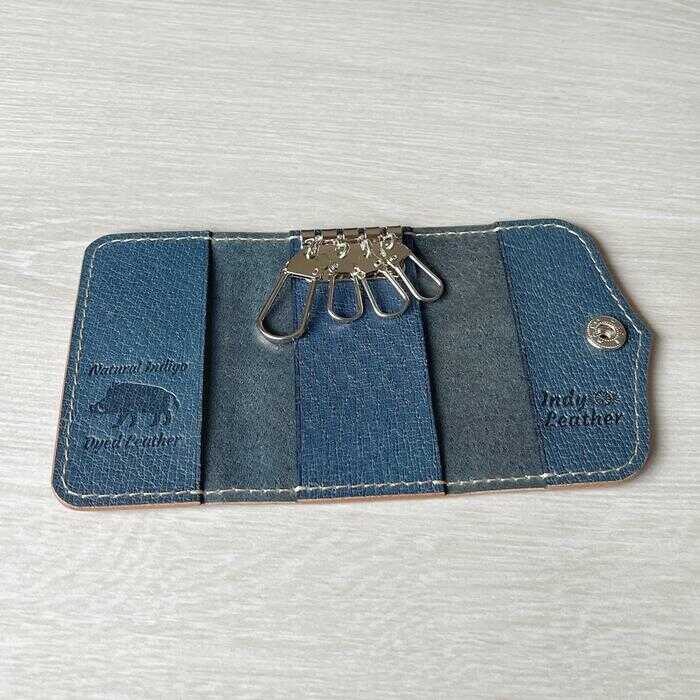 【ふるさと納税】藍染ジビエレザー(猪)のキーケース おすすめ 本革 ハンドメイド 手染め 藍染め 経年変化 スマートキー おしゃれ プレゼント 日本製 国産 メンズ レディース ギフト 贈り物 鍵 革 レザー 35000円 広島県福山市/インディレザー ケース[BAAN008]