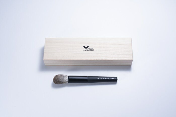 【ふるさと納税】【熊野市・熊野町友好都市協定締結記念コラボ】チークブラシ（八咫烏シリーズ）【洗顔ブラシ 洗顔料 泡 濃密泡 敏感肌 美肌 熊野筆 伝統工芸 職人技 高級 手作り】