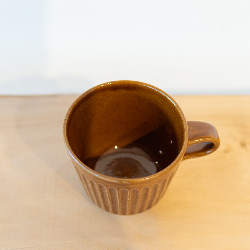 【ふるさと納税】 三角マグ キャラメル色 食器 カップ 陶芸品 工芸品 木と土calm プレゼント ギフト クリスマス お誕生日 結婚祝い 下関市